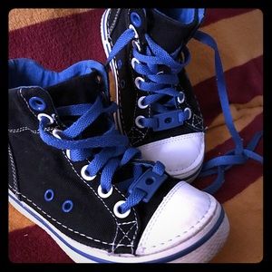 Crocs boys USc10 light weight sneakers Cute!